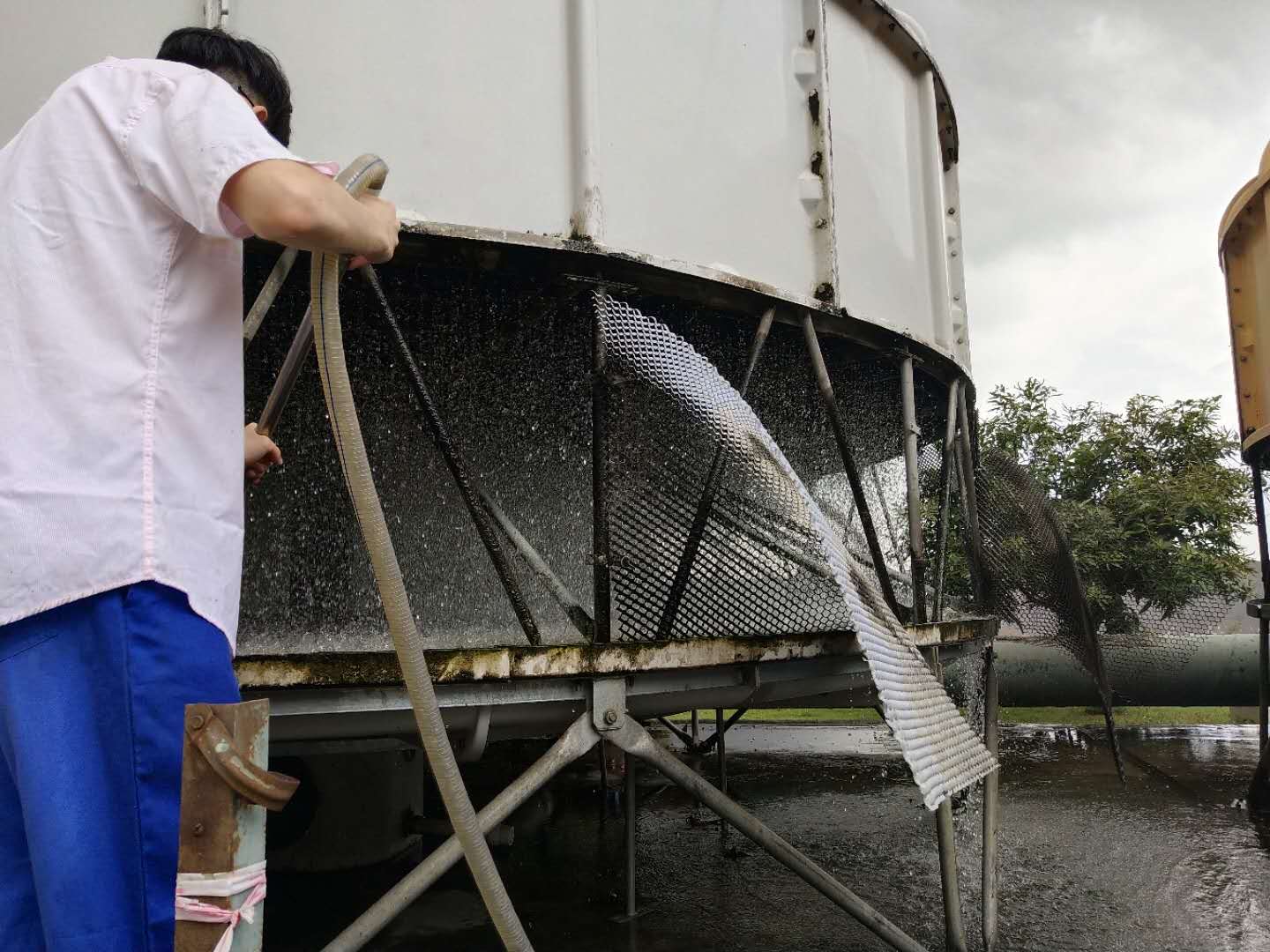  大润发三水店循环水系统水塔进行日常保养工作-循环水系统-中央空调冷冻水系统-KJ–605冻水保护剂